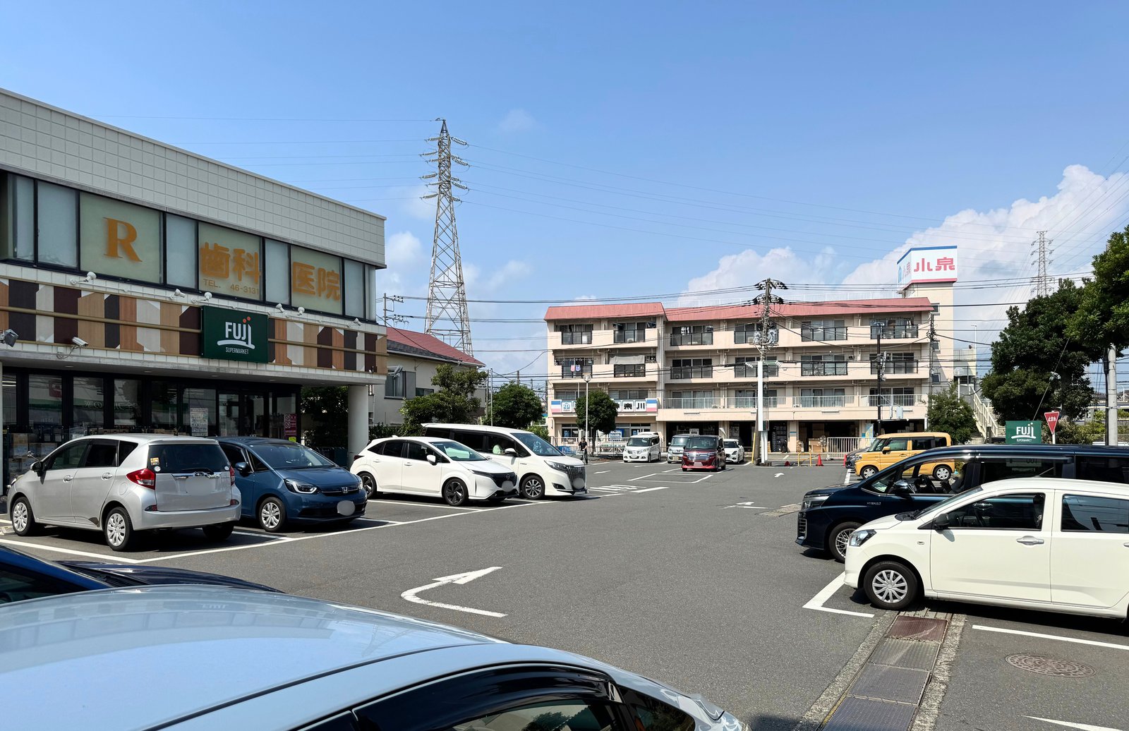 フジスーパーの駐車場とR歯科医院の建物